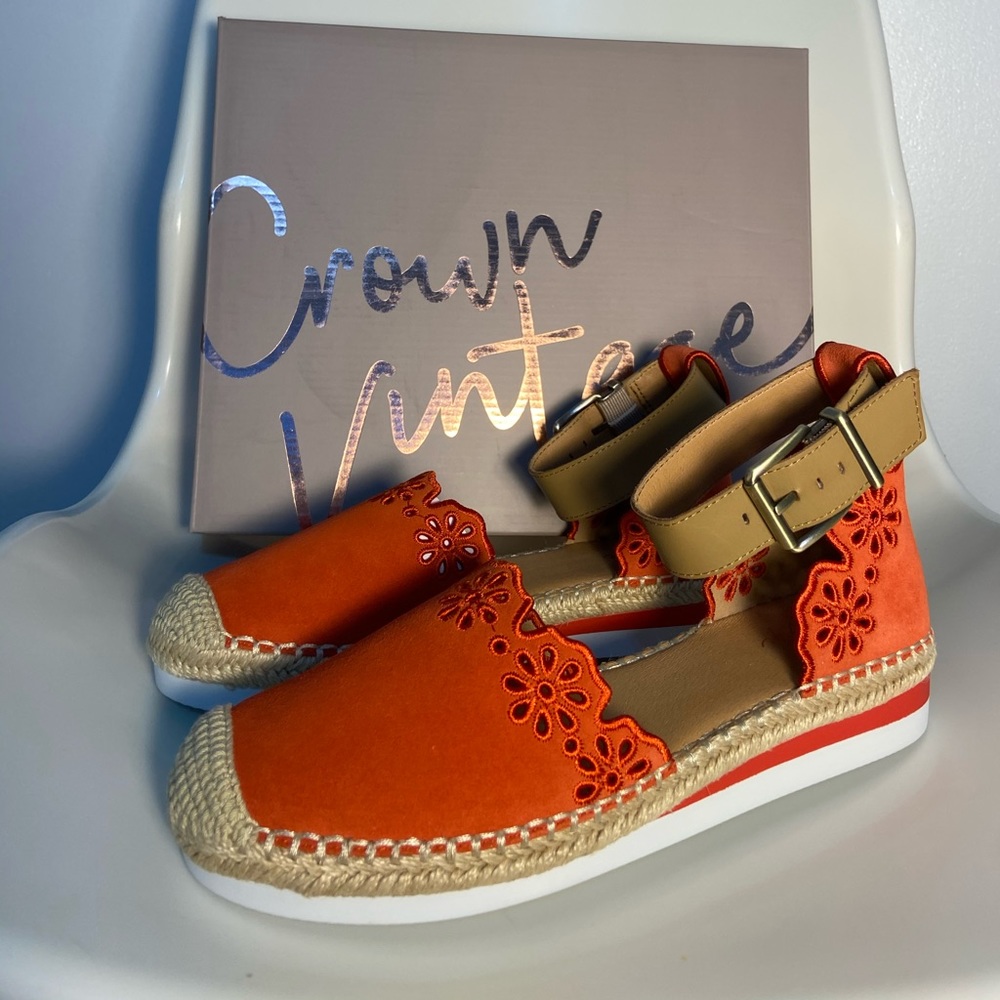 Orange sandals with ankle lock with lace on bottom